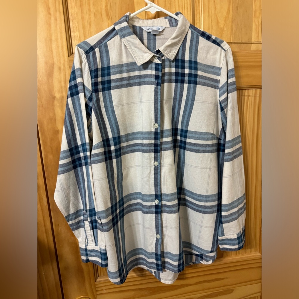 Ladies button up shirt. Size xl